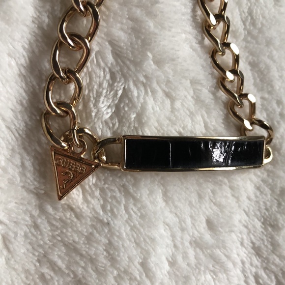 🖤 GUESS Gold Tone Chain Bracelet w/ Black Centre Piece & Charm | 6" - Picture 4 of 5